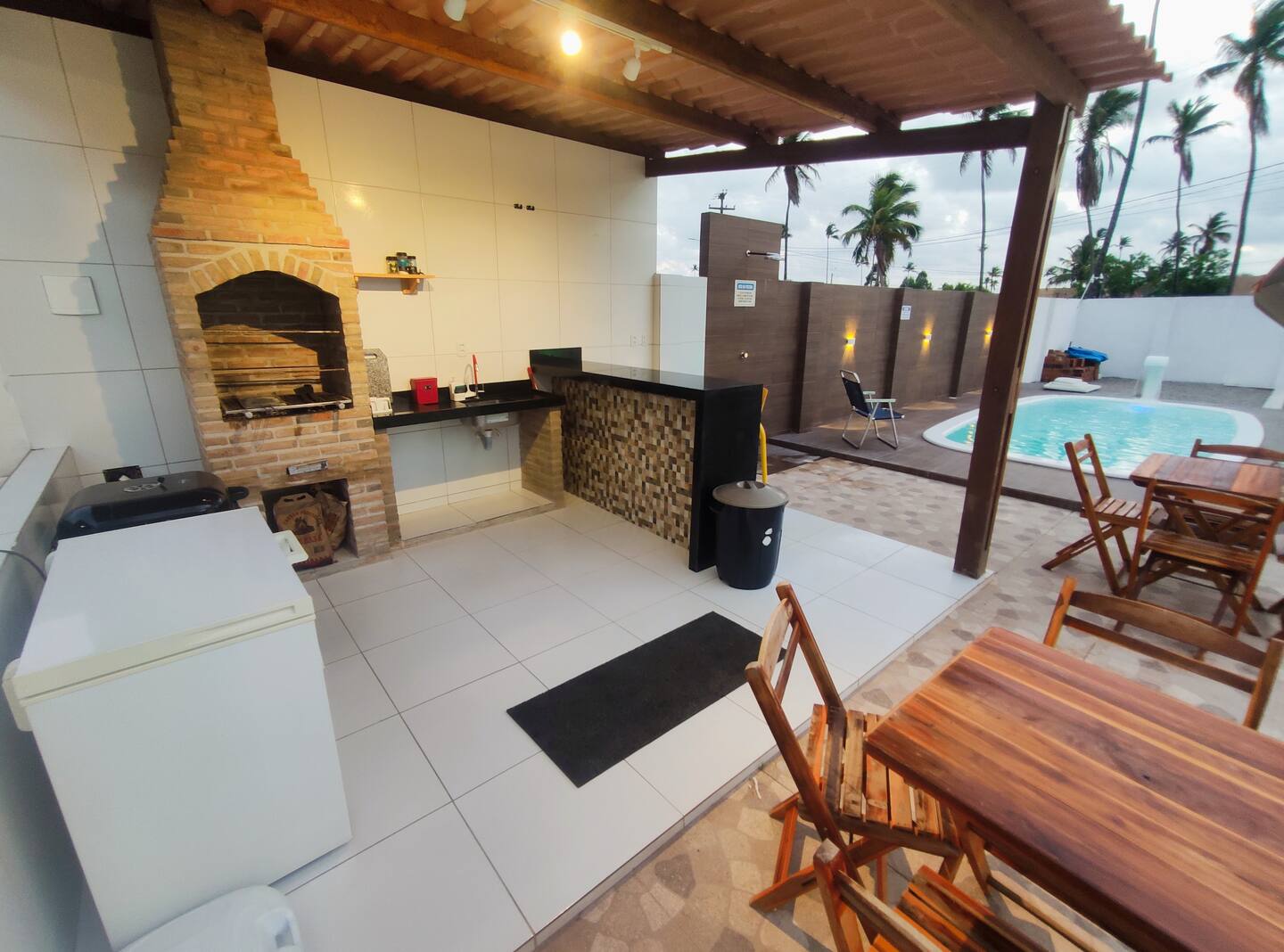 Cozinha externa e piscina