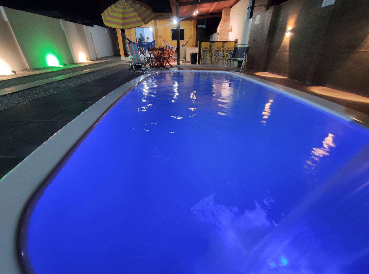 Piscina com coqueiros ao fundo