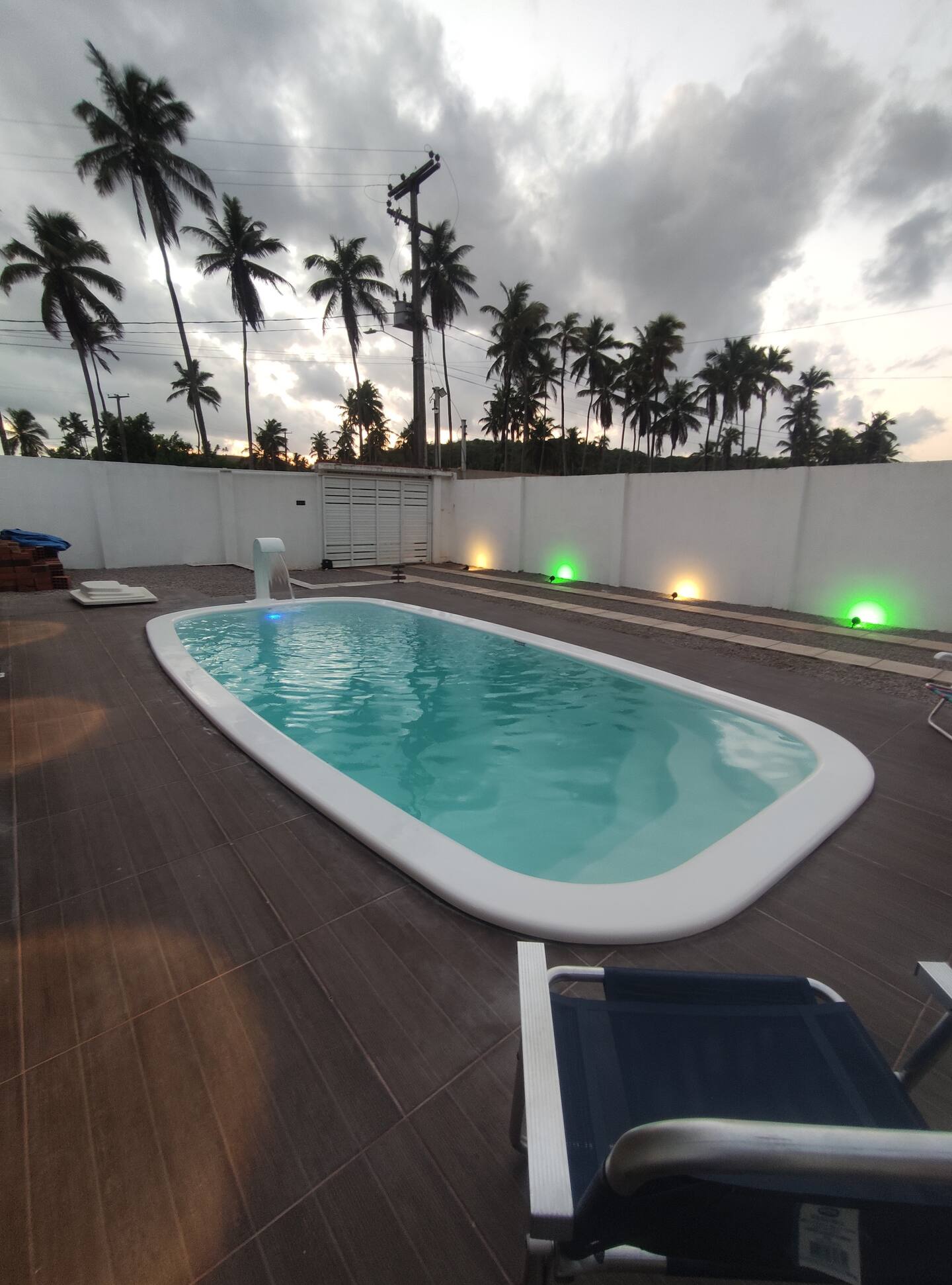 Piscina à noite iluminada