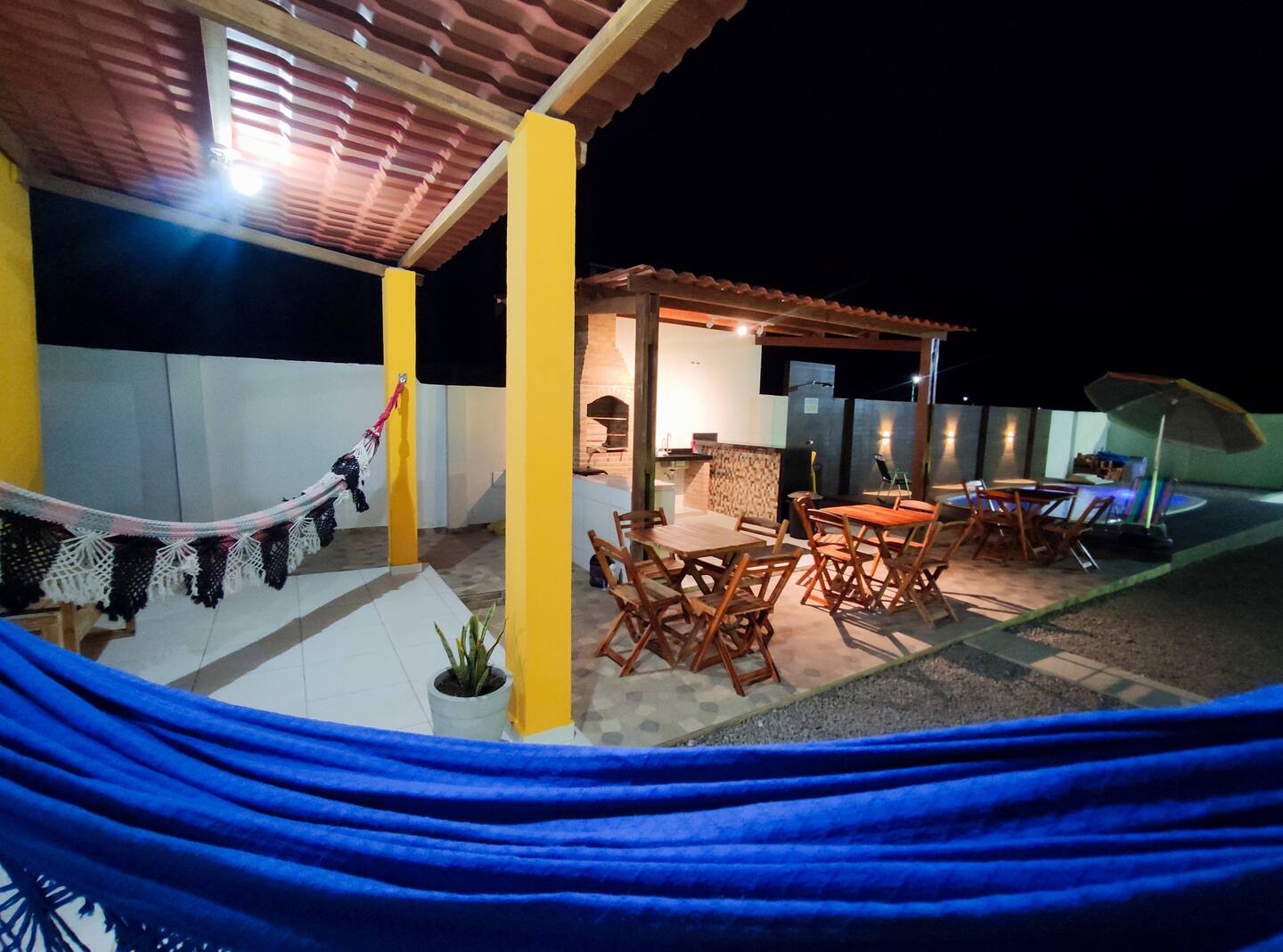 Terraço com redes e mesas